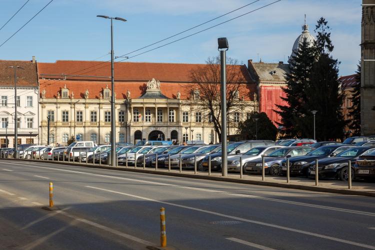 Sume URIAȘE câștigate de Primăria Clujului în 2021 din parcări. Viceprimarul Tarcea: „Oamenii să vină cât mai puțin cu mașina în centru”