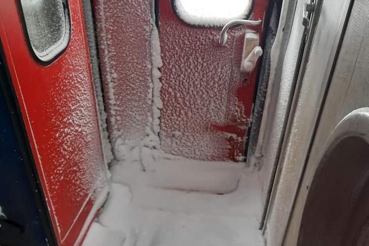 FOTO - Ninge într-un tren care trece prin Dej - Imaginea zile