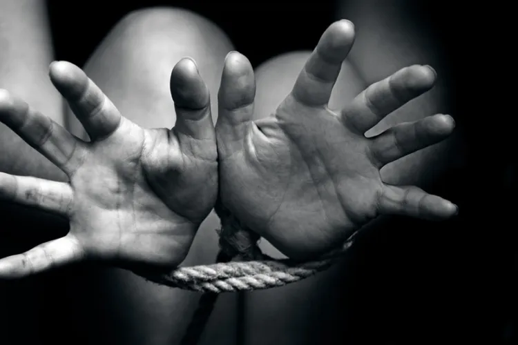 Caz de sclavie! A luat trei tineri proveniți de la casele de copii, i-a ținut ca pe sclavi și i-a exploatat