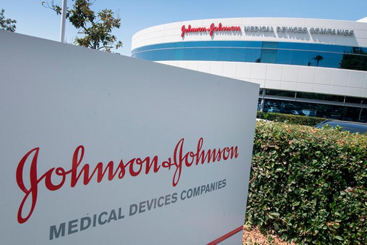 Johnson & Johnson a oprit temporar fabricarea serului anti-Covid. Compania lasă semne de întrebare 