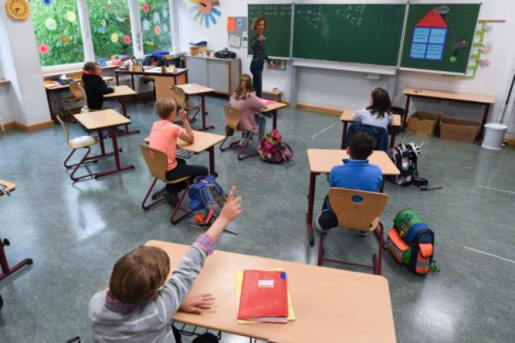 Elevii români fac mai multe ore de școală pe an decât media europeană. Când compară zilele de școală pe an, ministrul Educației ''uită'' de ore  