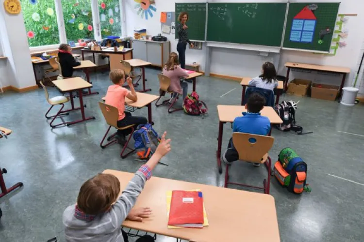 Elevii români fac mai multe ore de școală pe an decât media europeană. Când compară zilele de școală pe an, ministrul Educației ''uită'' de ore  