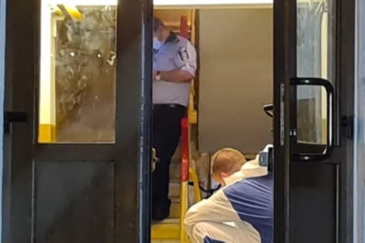 Clujean bătut în casa scării, după ce a fost orbit cu lacrimogene, acuză poliția că a pierdut probele și îl SCAPĂ pe agresor - EXCLUSIV