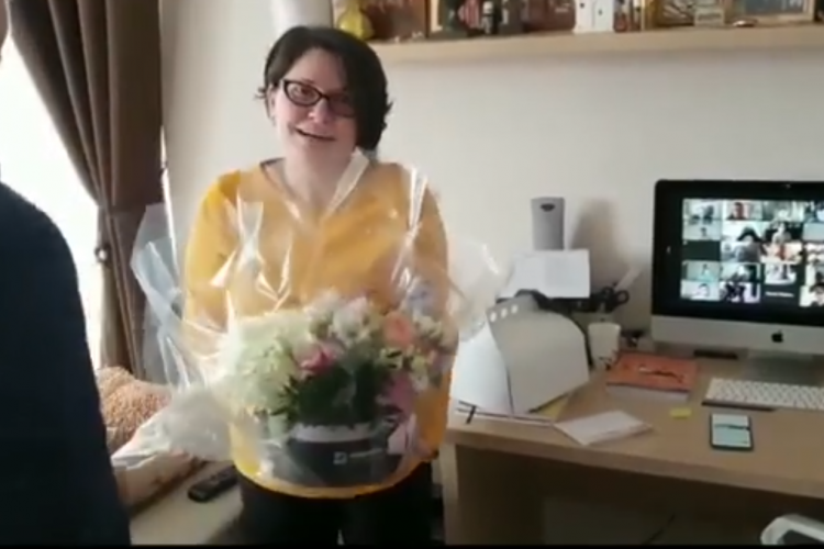 Elevii unei școli din Cluj și-au ONORAT învățătoarea de ziua ei. Momentul a fost emoționat - VIDEO