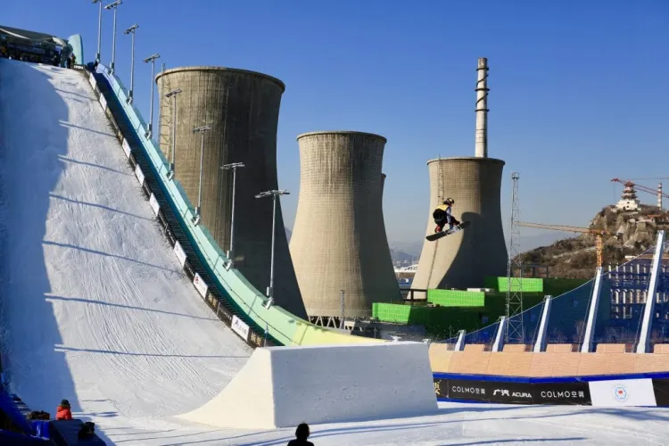 Peisaj „inedit” în cadrul Jocurilor de Iarnă de la Beijing. Munții înzăpeziți înlocuiți de o uzină interbelică