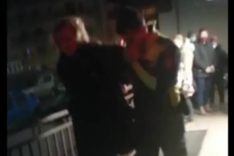 Scandal în Florești, la Profi! O clientă s-a apucat să bea șampania de pe raft