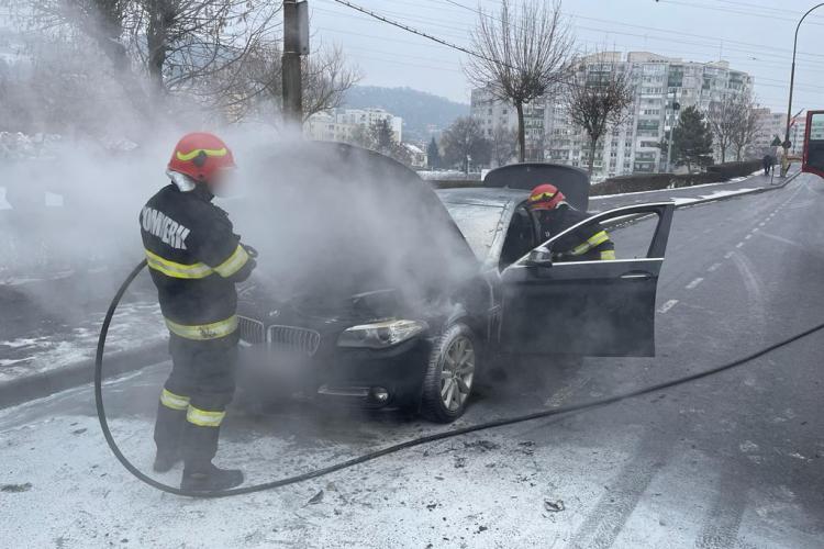 Incendiu auto în Cluj: Un BMW a luat foc pe strada 1 Decembrie 1918, din Cluj-Napoca - FOTO
