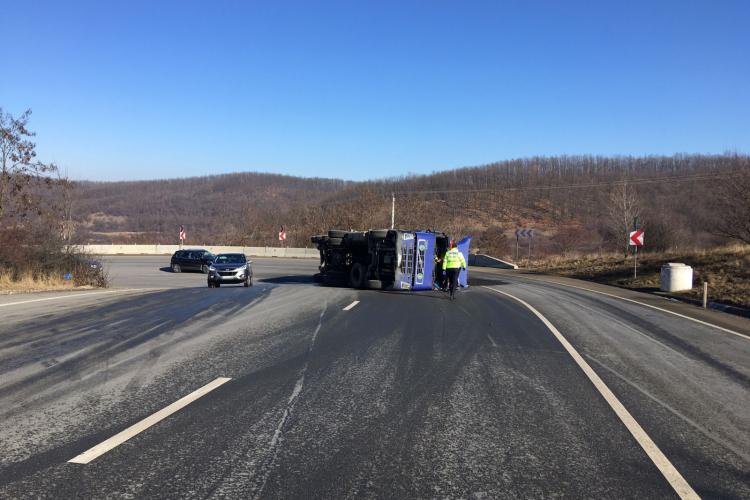 TIR răsturnat în mod inexplicabil al Topa Mică - FOTO