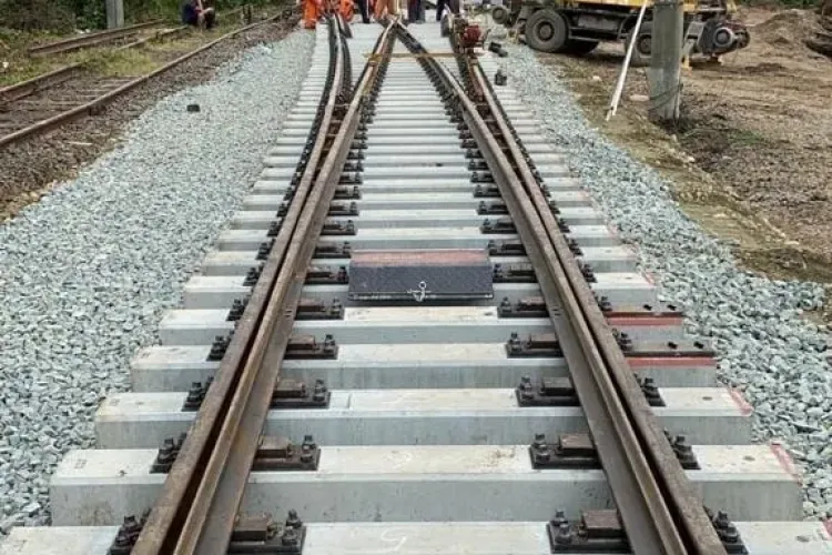 PSD se laudă cu 4,2 miliarde de lei investiți pentru ca trenul să meargă cu 120 km/h, nu cu 30 km/h - FOTO