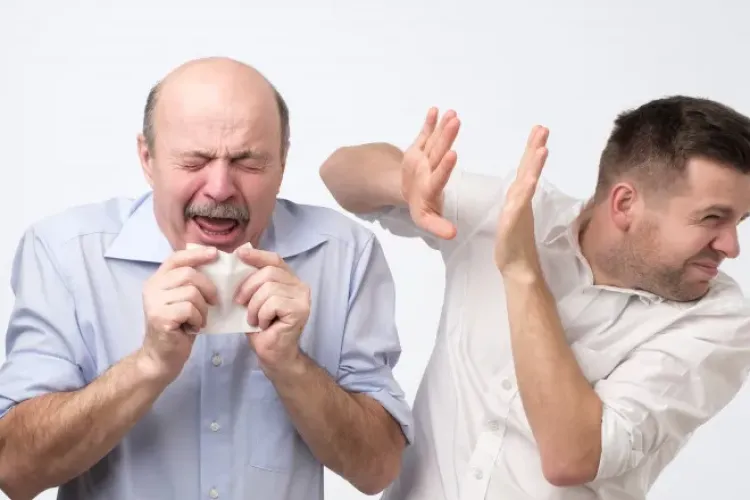 Pacienții infectați cu Omicron pot transmite virusul fără să fie în contact cu cealaltă persoană