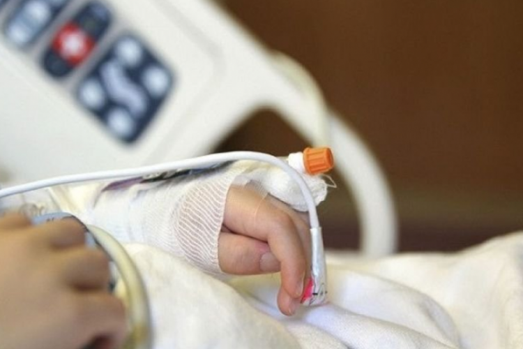 Cruzime de neimaginat. Un copil de doi ani a ajuns în comă la spital, după ce a fost bătut de mamă și concubin