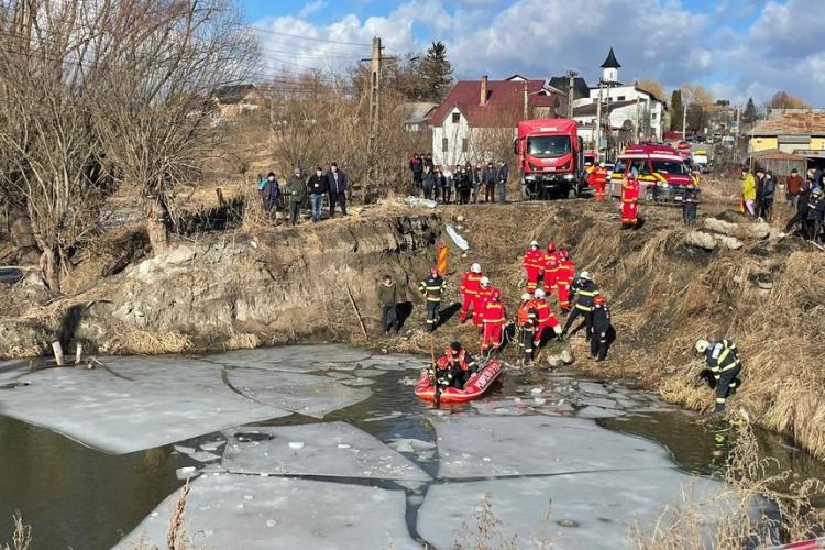 Două persoane au decedat după ce au plonjat cu mașina într-un lac. Tragedia de la Someșul Cald se repetă 
