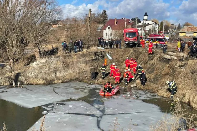 Două persoane au decedat după ce au plonjat cu mașina într-un lac. Tragedia de la Someșul Cald se repetă 