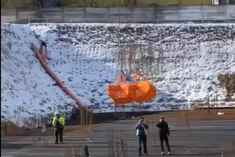 Pizza livrată la Cluj cu macaraua în mijlocul unui șantier - VIDEO