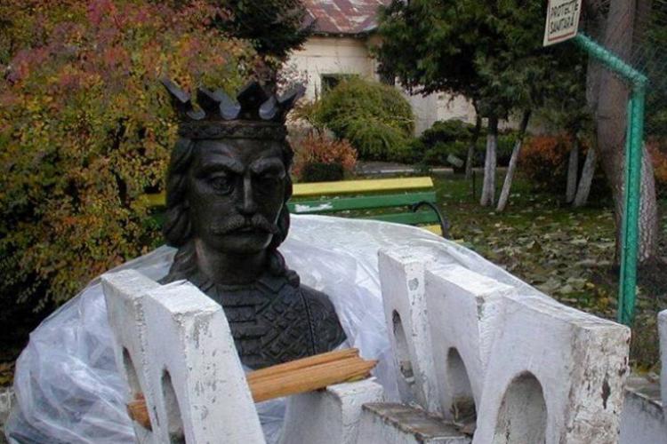 Un bust de 1,5 tone din bronz al lui Ștefan cel Mare a dispărut dintr-o fostă unitate militară. Primar: „L-au topit”