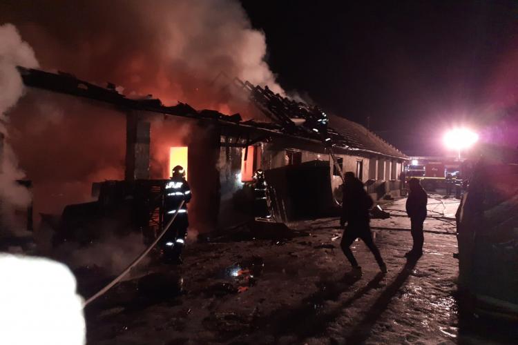 Incendiu devastator în Cluj! O casă aproape „spulberată” din cauza unei defecțiuni la instalația electrică