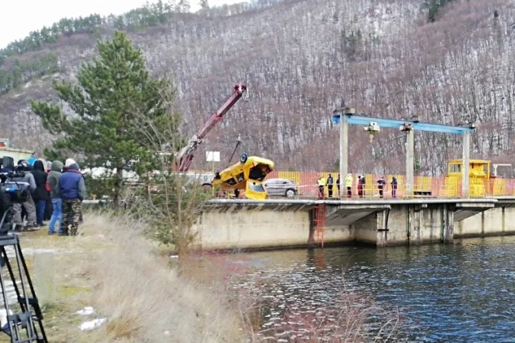 A fost scoasă din lacul Someșul Cald mașina care a căzut apă și unde au murit 2 oameni! - FOTO