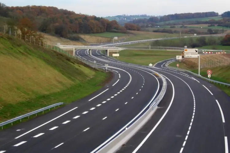 Încă o noutate de la Ministerul Transporturilor. Un proiect propune reducerea lățimii benzii de circulație pe drumurile naționale