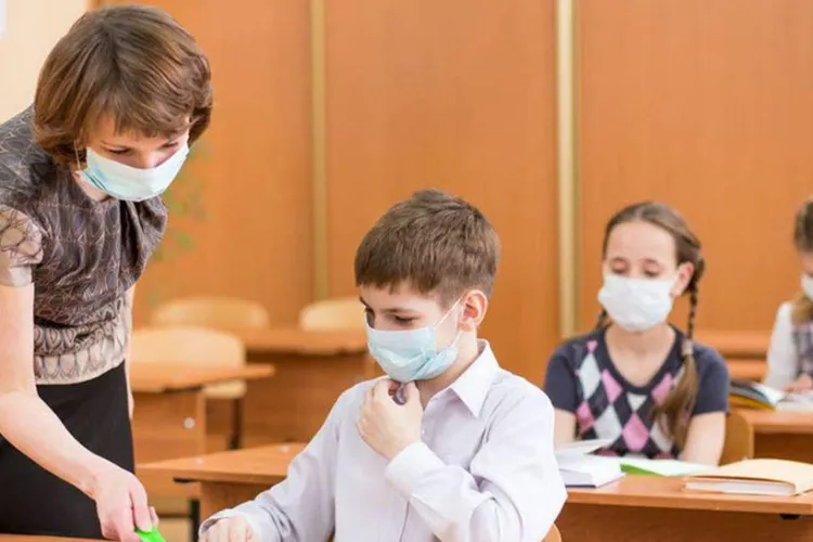 16 școli din județul Cluj au activitatea suspendată din cauza COVID. Numărul claselor care fac orele online a trecut de 650