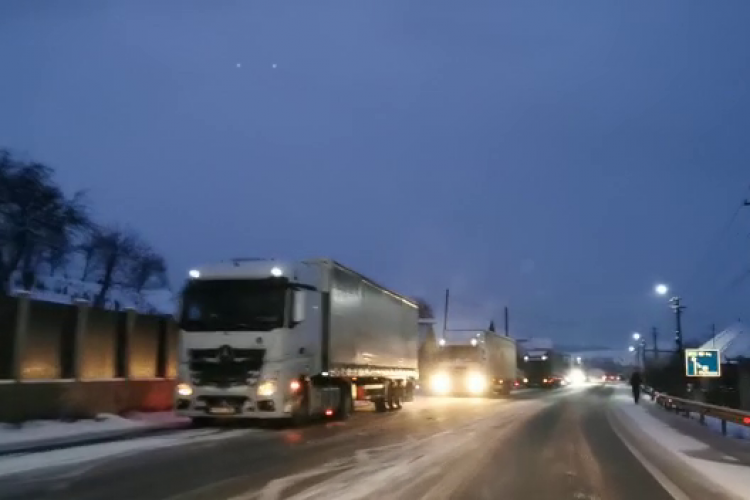 TIR -uri blocate pe centura Gherla. Drumul e acoperit cu gheață - VIDEO