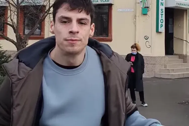 Ipostază de toată jena! Așa NU. Un șofer a fost cât pe ce să dea peste un pieton, iar în loc să-i ceară scuze l-a scuipat - VIDEO