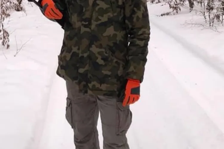 Un tânăr a murit la vânătoare, împușcat cu arma prietenului său. Bărbatul s-a stins în ambulanță, înainte ca aceasta să plece cu el spre spital