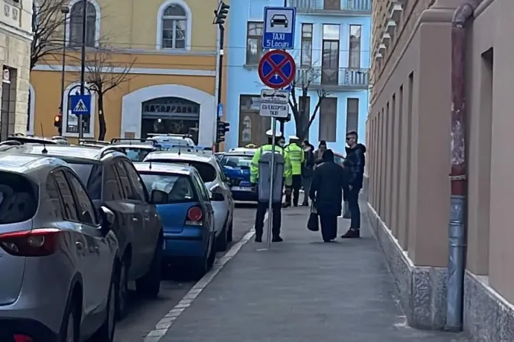Standul de taxi de la Sora s-a mutat pe Frederic Joliot Curie. Atenție: Se dau amenzi și se ridică mașinile - FOTO