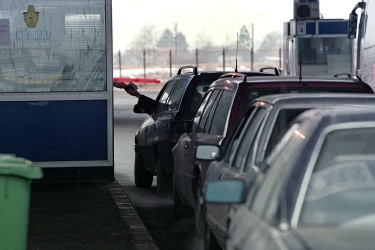 Primul val de refugiați din Ucraina a ajuns deja în România. Sunt coloane de maşini, dar şi zeci de oameni care trec pe jos