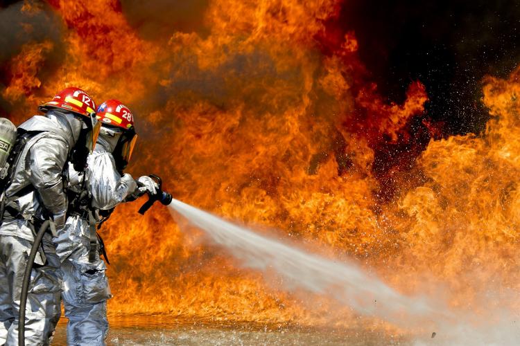 Incendiu la o hală din Piața 1 Mai, din Cluj-Napoca - VIDEO