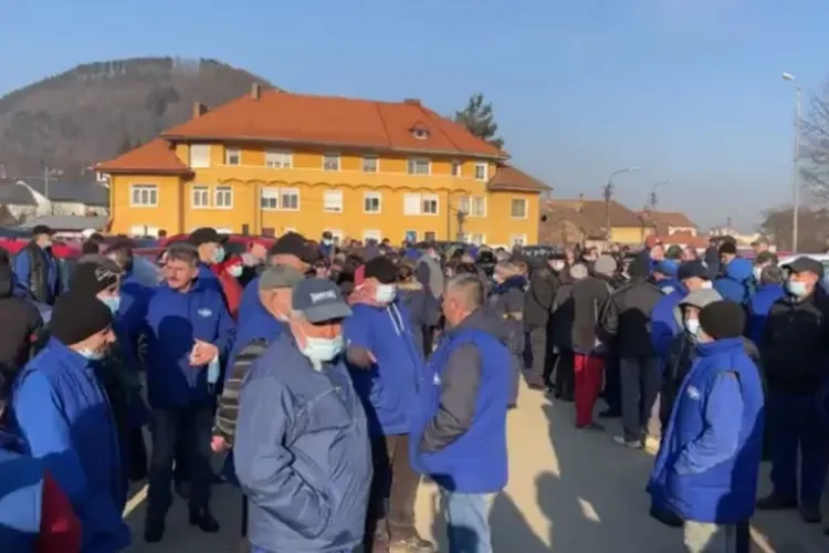 Protest spontan la Cugir! Sute de angajați sunt nemulțumiți de salarii și de condițiile de muncă 