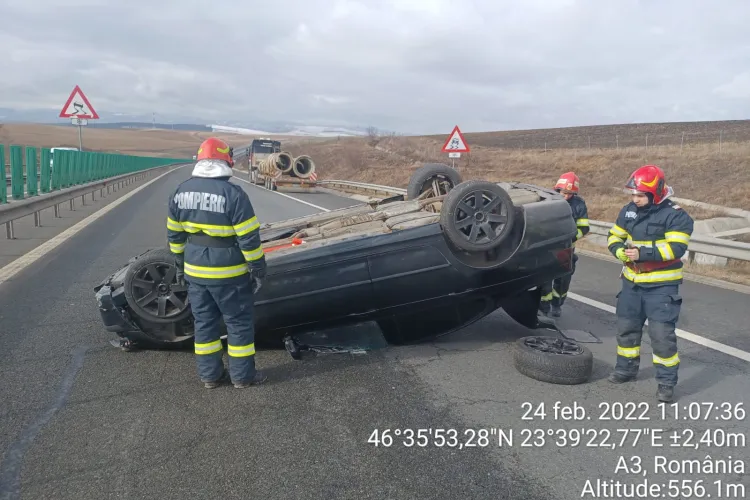 Accident de circulație pe Autostrada Transilvania. O mașină s-a răsturnat 