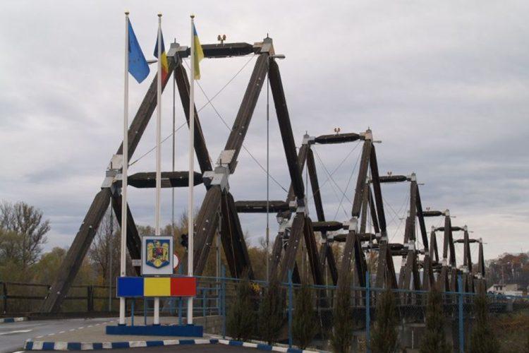 Sute de elevi din România și Ucraina vor forma un lanț uman al păcii pe un pod de graniță de peste Tisa