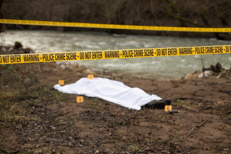 Un cadavru a fost văzut plutind pe apele unui canal. Nimeni nu știe ce s-a întâmplat