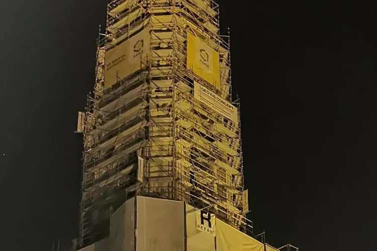 Valentine’s Day la Cluj! Mesaj emoționant apărut pe plasa de pe Biserica Sfântul Mihail - FOTO   