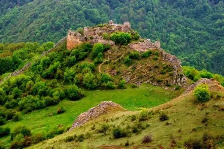 E vreme bună pentru drumeții? Atunci vă propunem traseul de la Cetatea Liteni - VIDEO