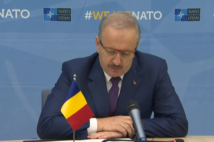 Vasile Dâncu abia citește în engleză, câteva rânduri, la Bruxelles. Geoană părea rușinat - VIDEO