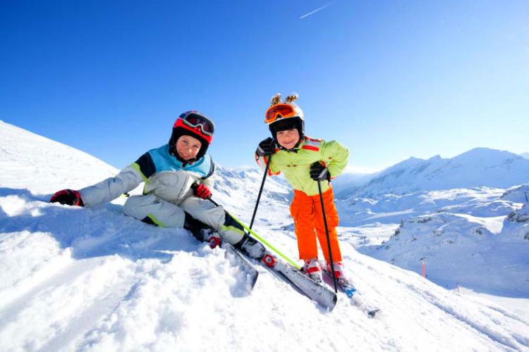 Elevii schiază gratuit pe pârtiile din România, timp de o jumătate de zi, în 25 februarie. Care sunt pârtiile