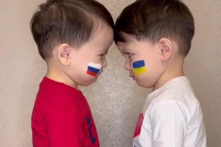 Un video emoționant de pe TikTok a devenit viral. Doi copii gemeni care „reprezintă” Ucraina și Rusia se îmbrățișează după un conflict - VIDEO