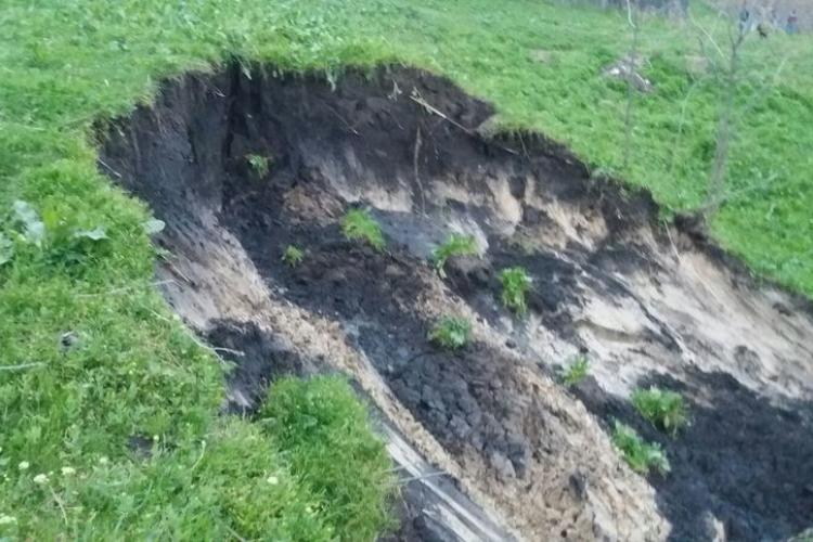 Alunecări de teren masive în mai multe localități din Cluj. Drumuri distruse și case degradate din cauza dezghețului din ultima perioadă