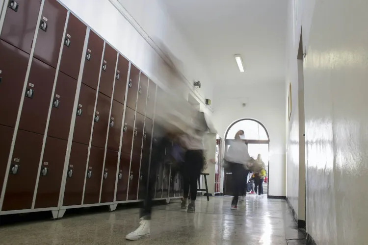 Trei elevi de clasa a VII-a au devastat o clasă, după ce ar fi consumat băuturi alcoolice. Profesorii au rămas înlemniți