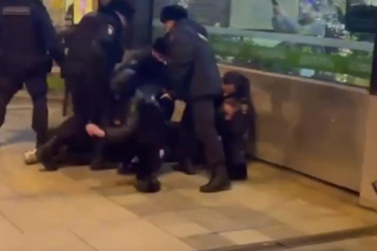 Proteste anti război in Rusia. Poliția i-a bătut pe protestatari ca pe hoții de cai - VIDEO