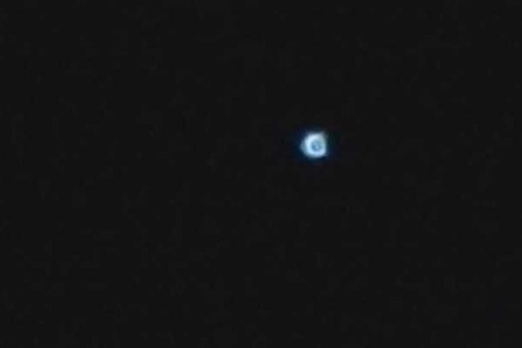 Un obiect luminos neidentificat a fost filmat pe cerul României. Imaginile au devenit virale - VIDEO