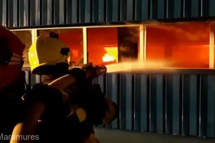 Noapte de FOC pentru pompieri! O hală de 12.000 mp, făcută scrum în urma unui incendiu violent. S-a intervenit din 4 județe - VIDEO 