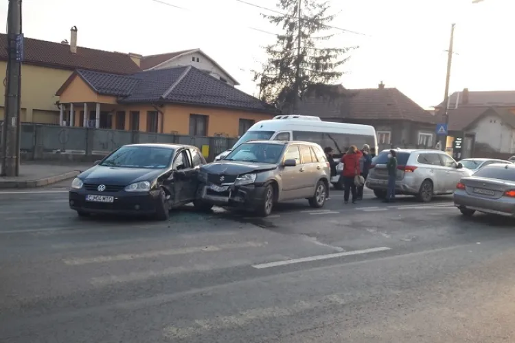 Accident pe strada Corneliu Coposu! S-a înregistrat și o premieră - FOTO