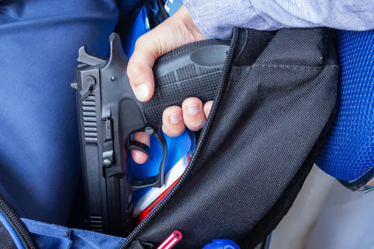 Un elev din Vâlcea a intrat înarmat în școală. „Deși mulți le consideră jucării, armele de airsoft pot fi un pericol”, spun autoritățile