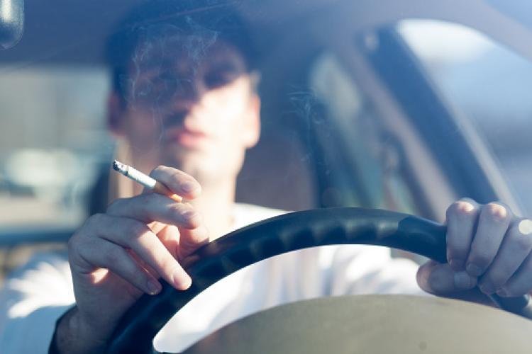 Șoferii pot fi amendați dacă fumează într-o mașină de serviciu. Care sunt regulile și unde se poate fuma