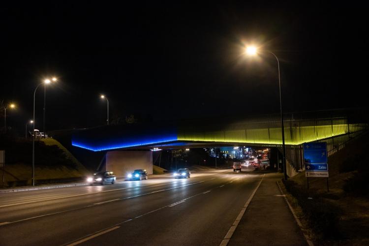Primăria Cluj a afișat în culorile Ucrainei podul de la intrare în Mănăștur și Cubul din fața Sălii Polivalente. Boc: „revizionismul rusesc trebuie oprit”