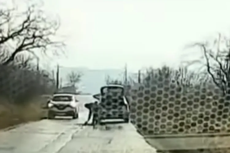 Sătul de promisiuni! Un clujean s-a apucat să plombeze un drum din Dâmbu Rotund - VIDEO