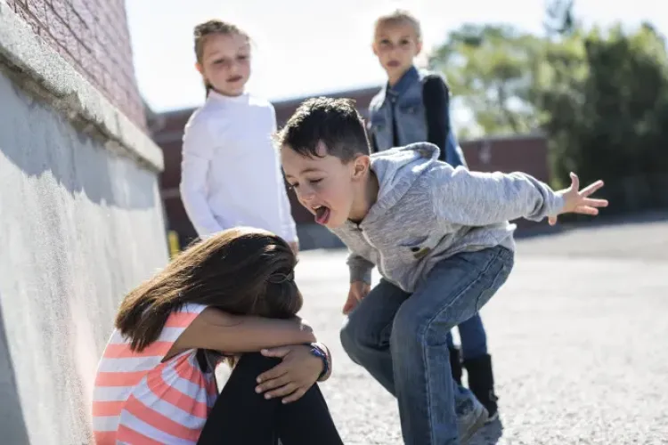 Agresivitatea și violența în școli nu au apărut peste noapte! Doi copii de clasa a 5-a s-au bătut la școală până au distrus o ușă