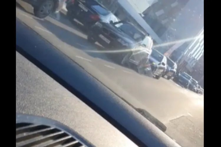 VIDEO - Anda Adam și-a adus „prietenii” la Cluj. Un grup de șoferi a luat exemplul vedetei și a parcat pe pista de biciclete 